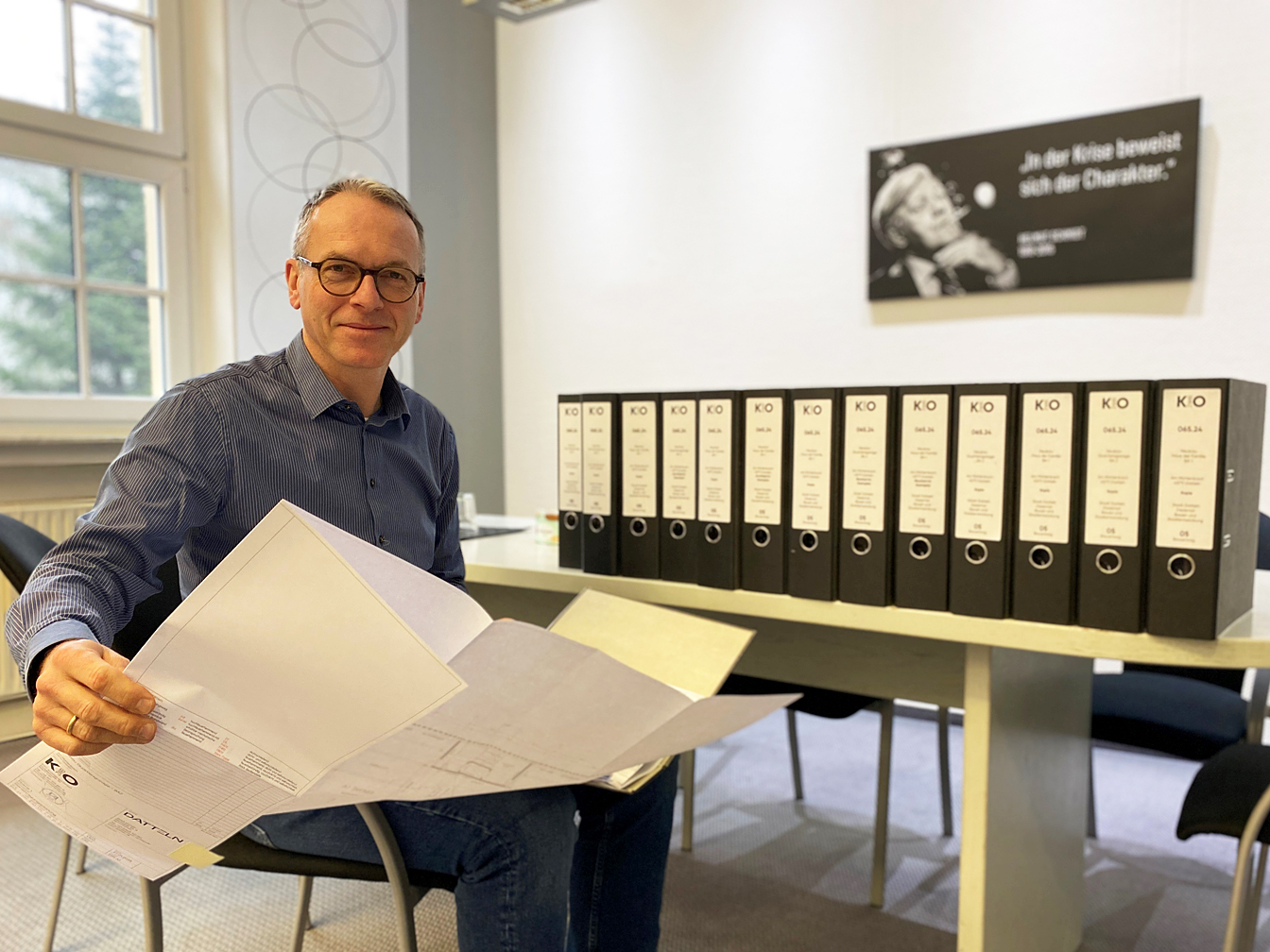 André Dora mit dem eingereichten Bauantrag zum Haus der Familie