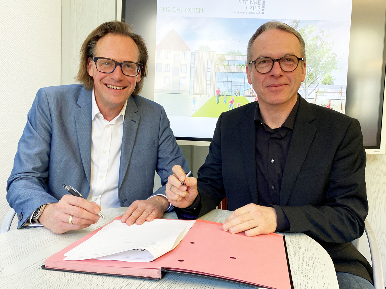 Bürgermeister André Dora (r.) unterschreibt Architektenvertrag mit Rainer Steinke von Steinke + Zils