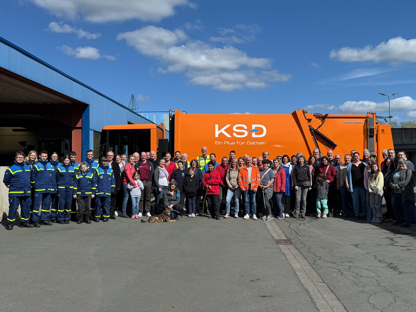 Gruppenfoto mit Teilnehmer*innen - Müll im Sack - Stadt auf Zack 2025