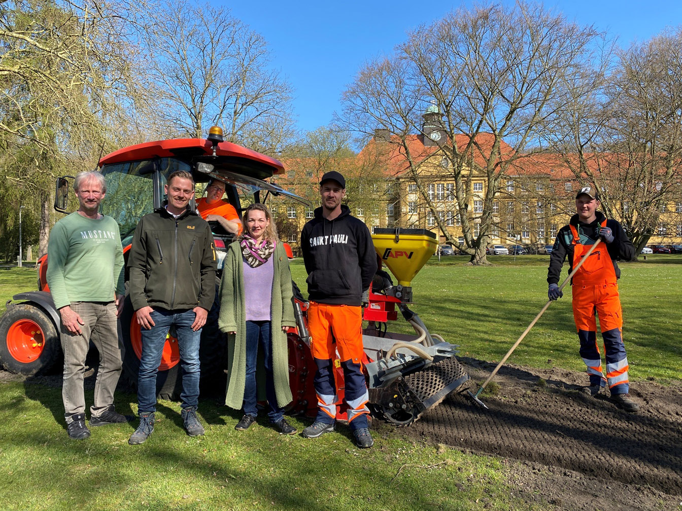 Das Bild zeigt (v. l.): Franz-Christian Müller (Grünflächenmanagement, KSD), Lukas Glockzin (Leiter Grünflächen u. Friedhöfe, KSD), Simon Aulke (Maschinist, KSD), Stefanie Pfitzmann (Klimaschutzmanagerin, Stadt Datteln), Lukas Finke (Vorarbeiter Grünanlagen, KSD) und Stefan Schlienkamp (Gärtner, KSD).