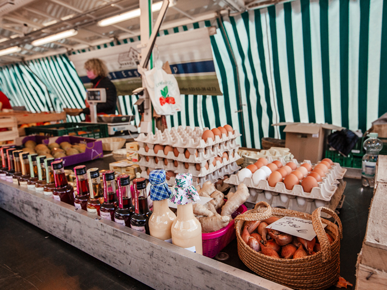 Marktstand auf dem Wochenmarkt, der unter anderem Eier und Gemüse anbietet