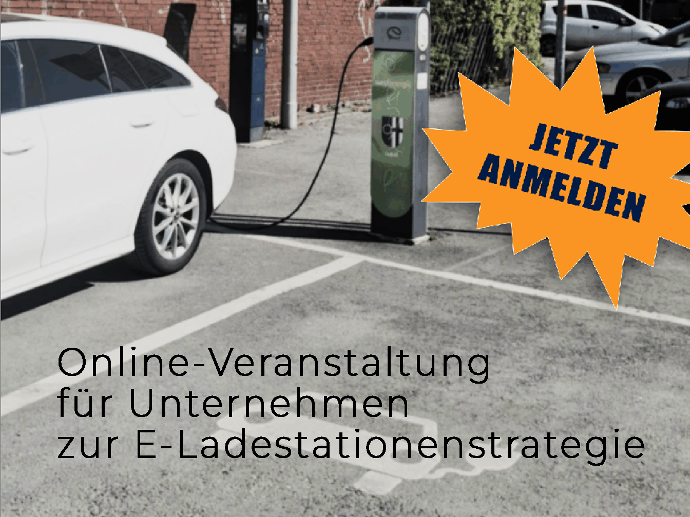 Auto an einer Ladesäule und der Text "Jetzt anmelden" und "Online-Veranstaltung für Unternehmen zur E-Ladestationenstrategie"