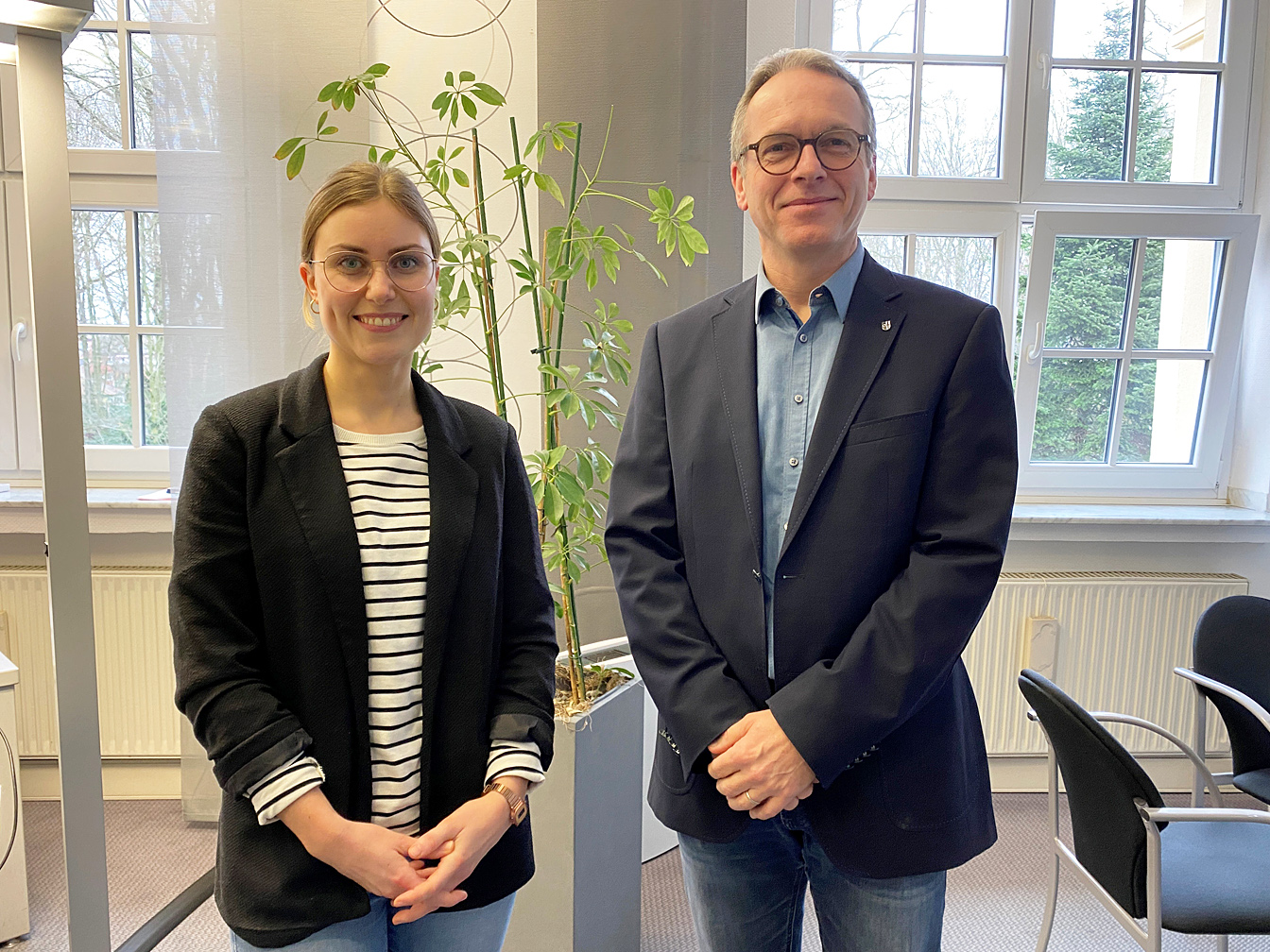 Bürgermeister André Dora und Verfahrenslotsin Laura Möws