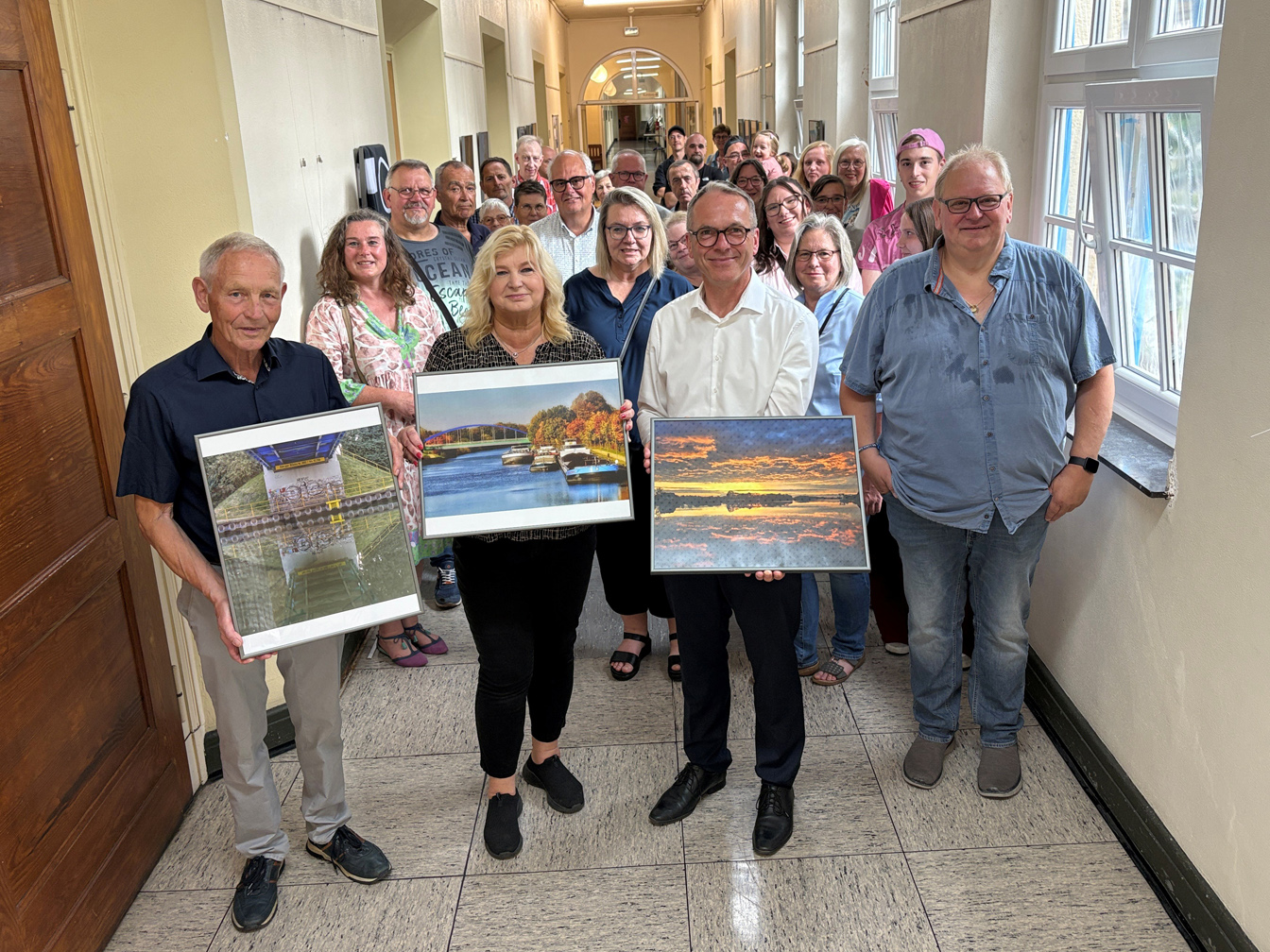 Eröffnung der Ausstellung zum Fotowettbewerb 2025 - Preisträger*innen & Aussteller*innen mit André Dora.