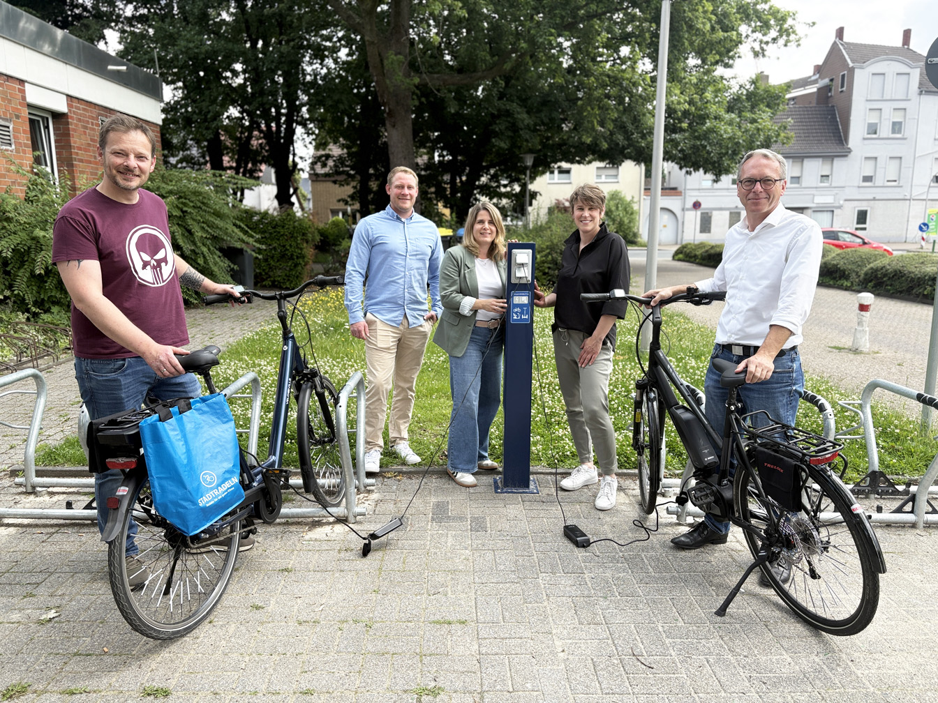 Das Bild zeigt von links: Ihsan Kabasakal (Mitarbeiter der offenen Kinder- und Jugendarbeit im Familienbüro Süd), Florian Horstick (Fachdienstleiter Soziales), Sabrina Müthing (Quartiersmanagement Meckinghoven), Mobilitätsbeauftragte Anja Althoff und Bürgermeister André Dora.