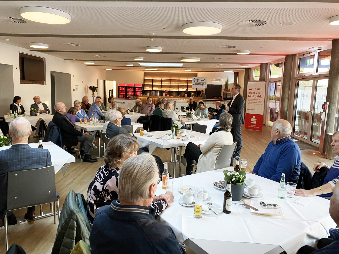 Bürgermeister André Dora mit Ehejubilaren beim Empfang für Ehe-Jubilare 2025