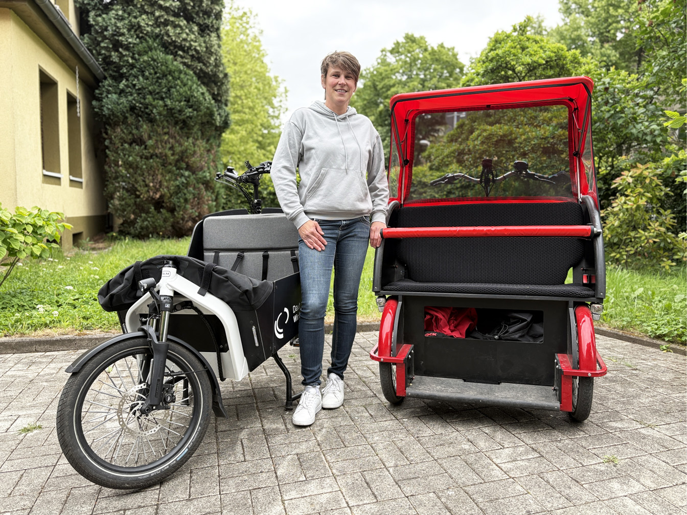 Mobilitätsbeauftragte Anja Althoff präsentiert Lastenrad und Rikscha 