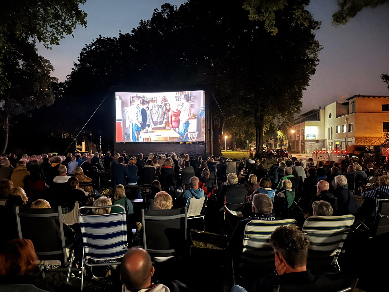 Zuschauer*innen beim Mondscheinkino 2024