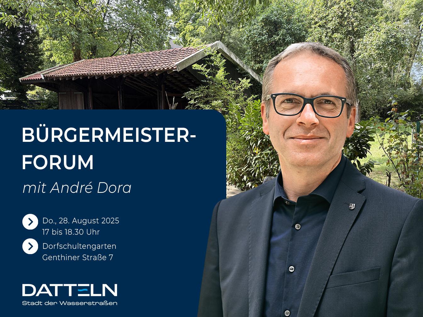 Bürgermeister André Dora vor einem Bild, das den Garten des Dorfschultenhofs zeigt