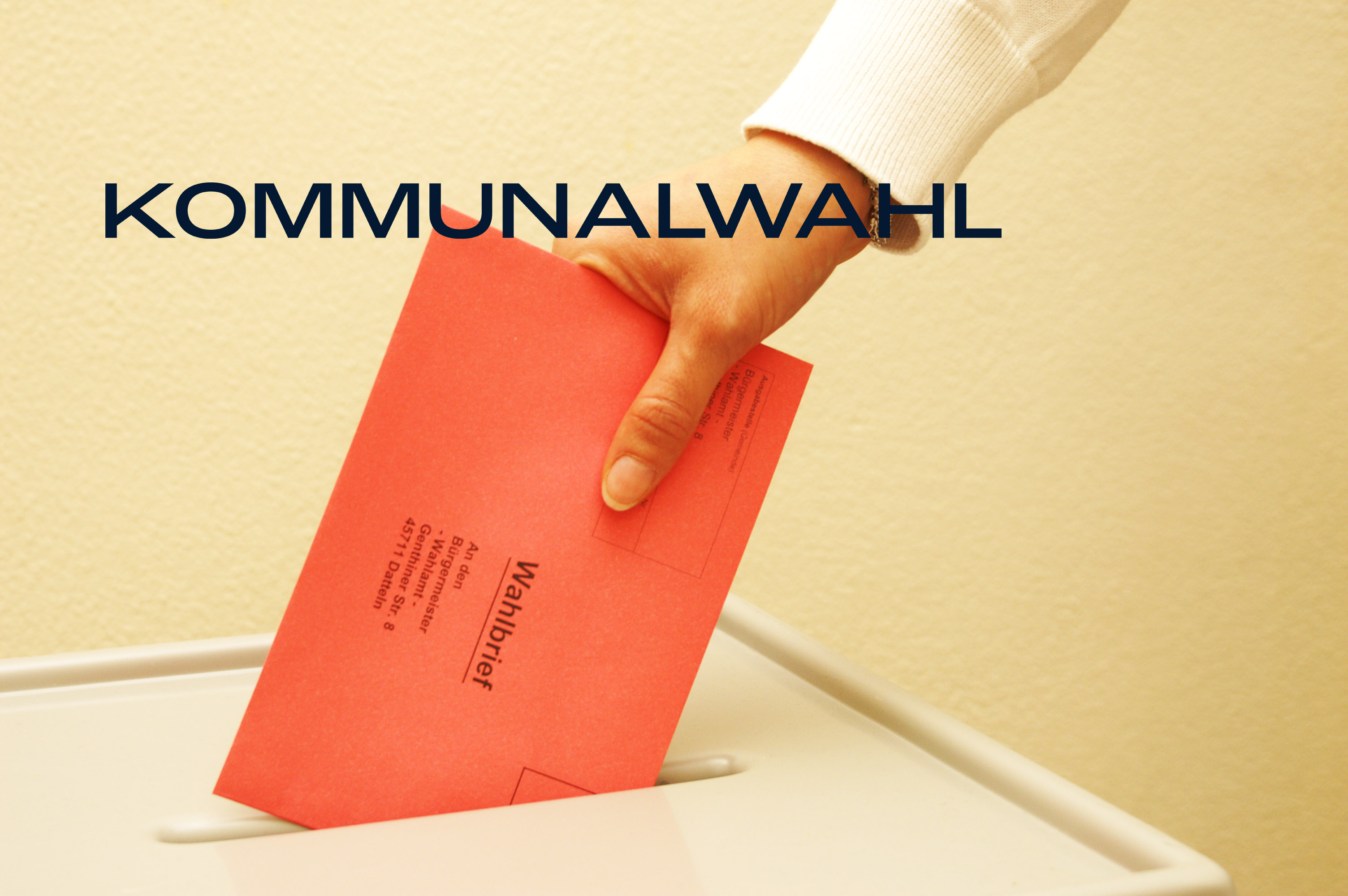 Roter Wahlbrief, der in eine Wahlurne gesteckt wird.