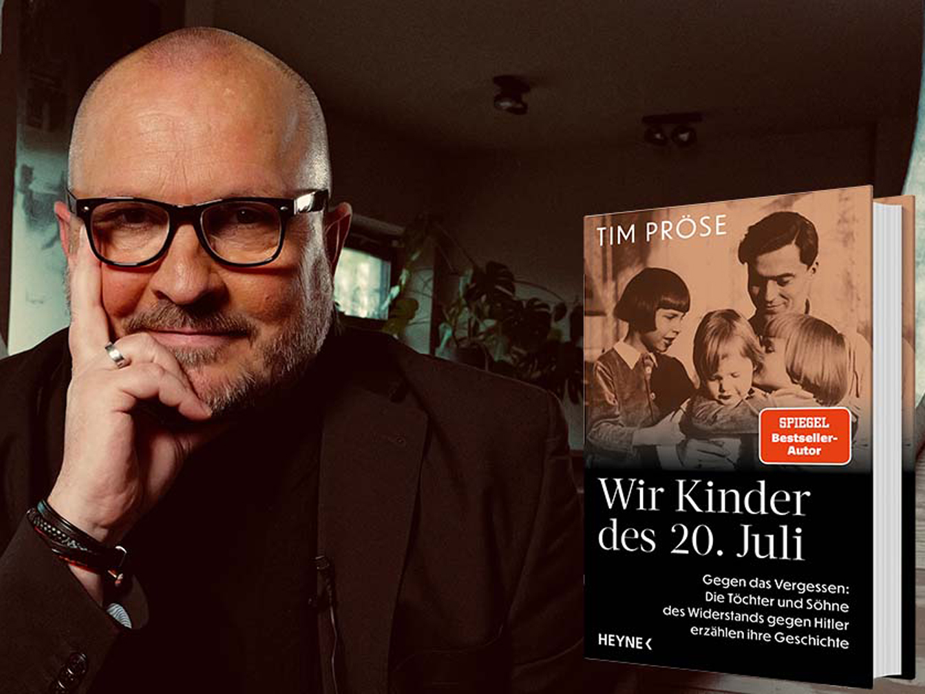 Tim Pröse mit seinem Buch "Wir Kinder des 20. Juli"