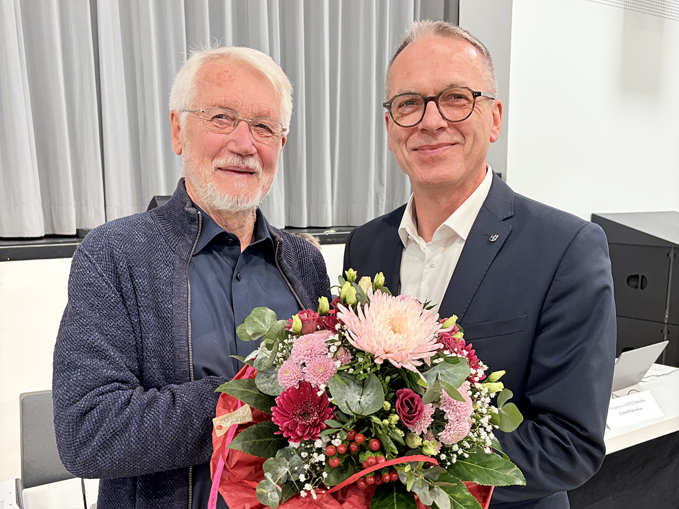 Theodor Beckmann überreicht Bürgermeister André Dora Blumenstrauß zum Beginn der neuen Ratsperiode 
