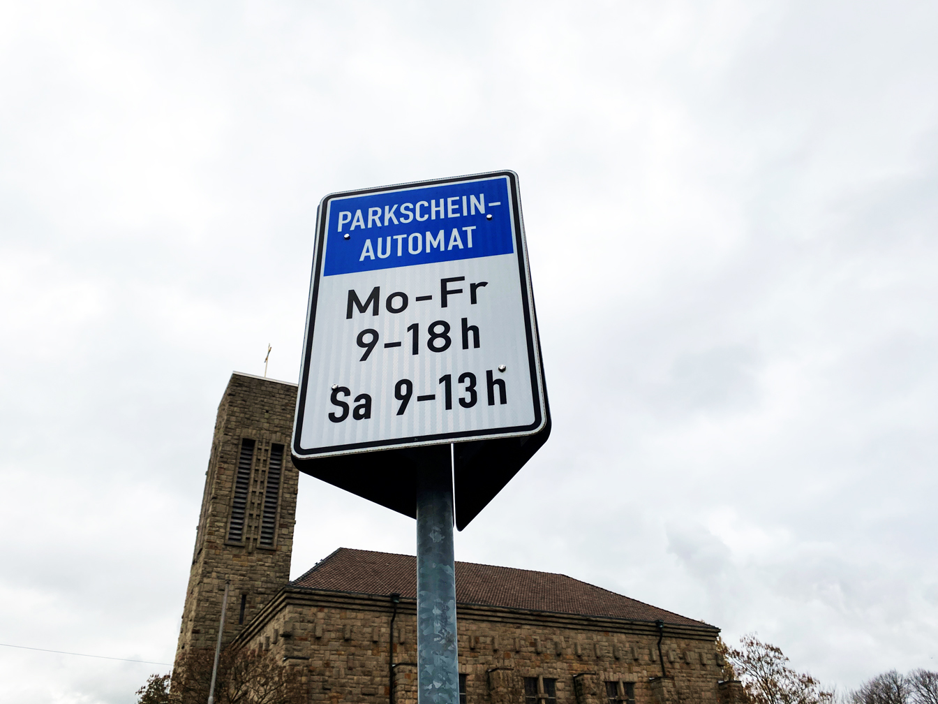 Parkscheinautomat - im Hintergrund die Lutherkirche in Datteln