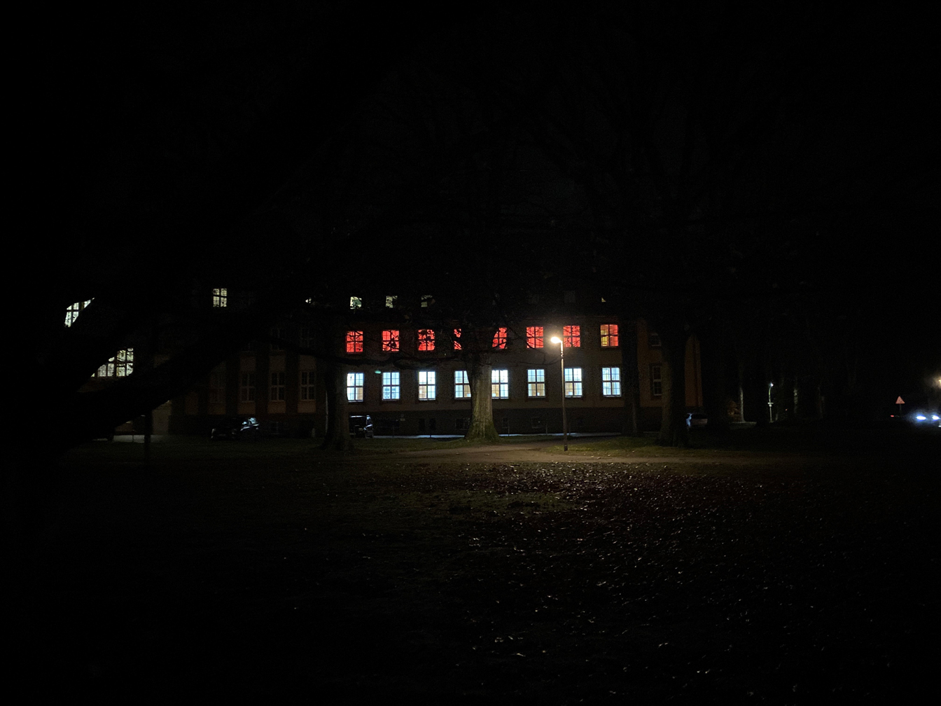 Rathaus mit orangener Beleuchtung 2024 