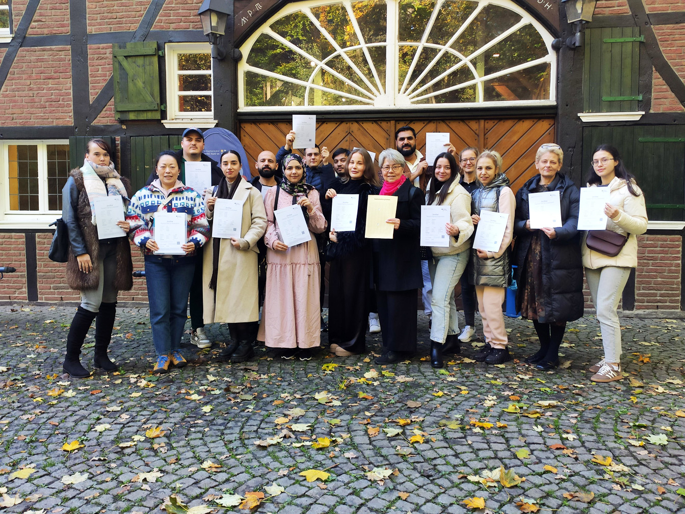Teilnehmer*innen des Integrationskurse der VHS im Dorfschultenhof