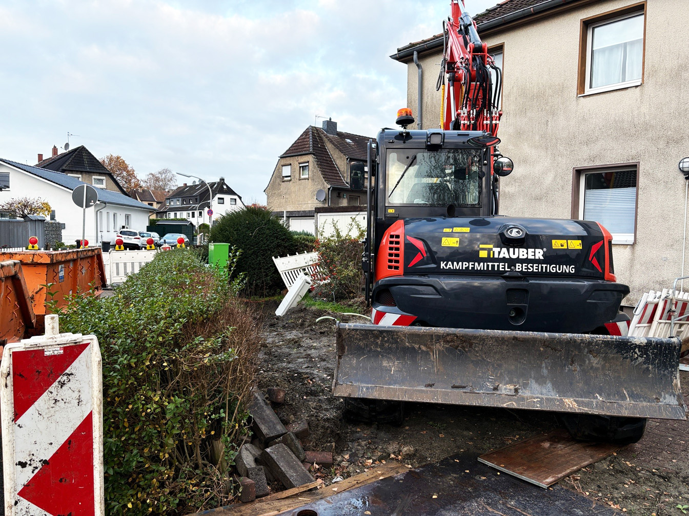 Bagger im Garten an der Margaretenstraße bei Grabung nach einem Blindgänger