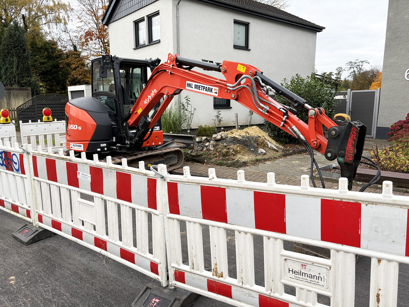 Ein Bagger am Verdachtspunkt an der Barbarastraße