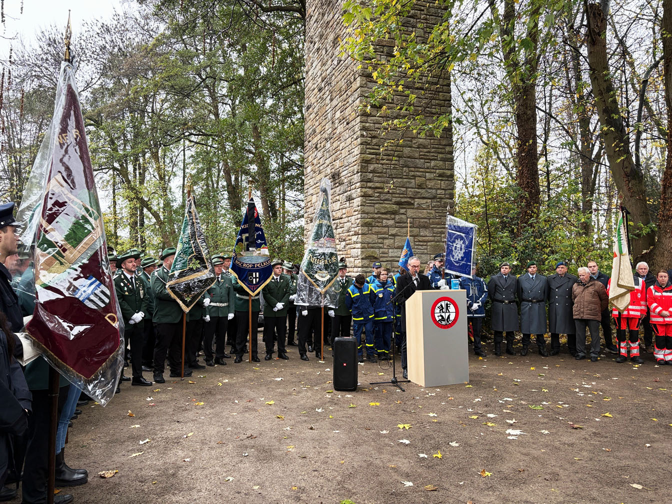 Teilnehmer der Gedenkstunde zum Volkstrauertag 2025 am Ehrenmal