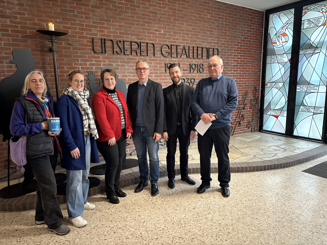 von links: von links: Rosemarie Schloßer, Lehrerin Sarah Böhlke, Schulleiterin Dr. Alexia Benthaus, Bürgermeister André Dora, Lehrer Marko Braun und Heinz-Rüdiger Tenberge vor dem wiedereröffneten Mahnmal in der Eingangshalle des Comenius-Gymnasiums