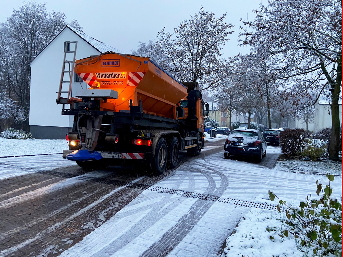 Streufahrzeug im Winterdiensteinsatz