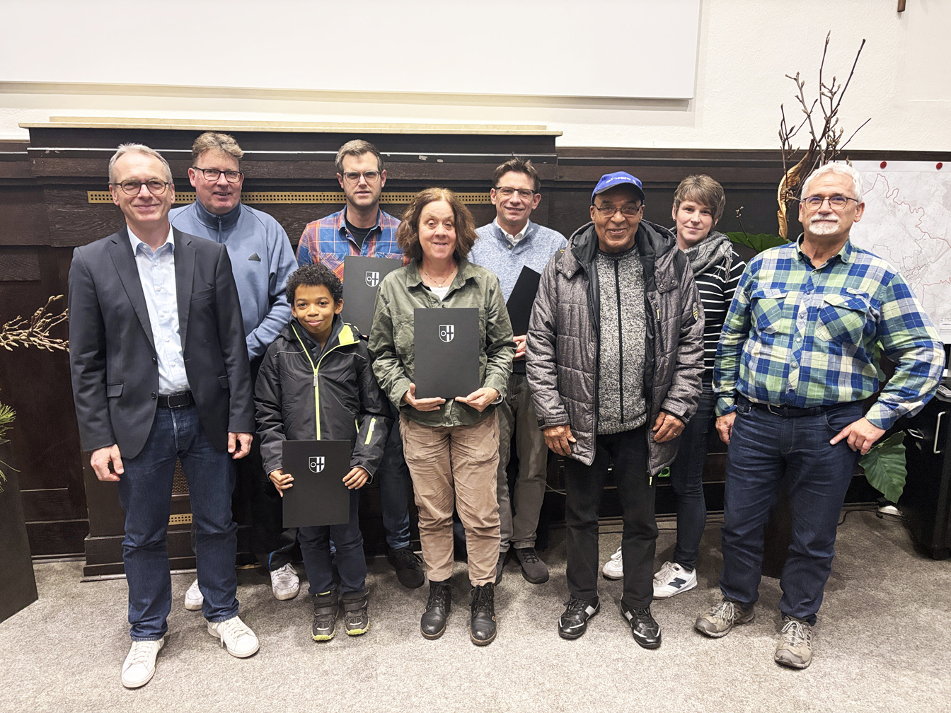 Bürgermeister André Dora mit den Gewinner*innen der Preisverleihung zur STADTRADELN-Aktion 2025