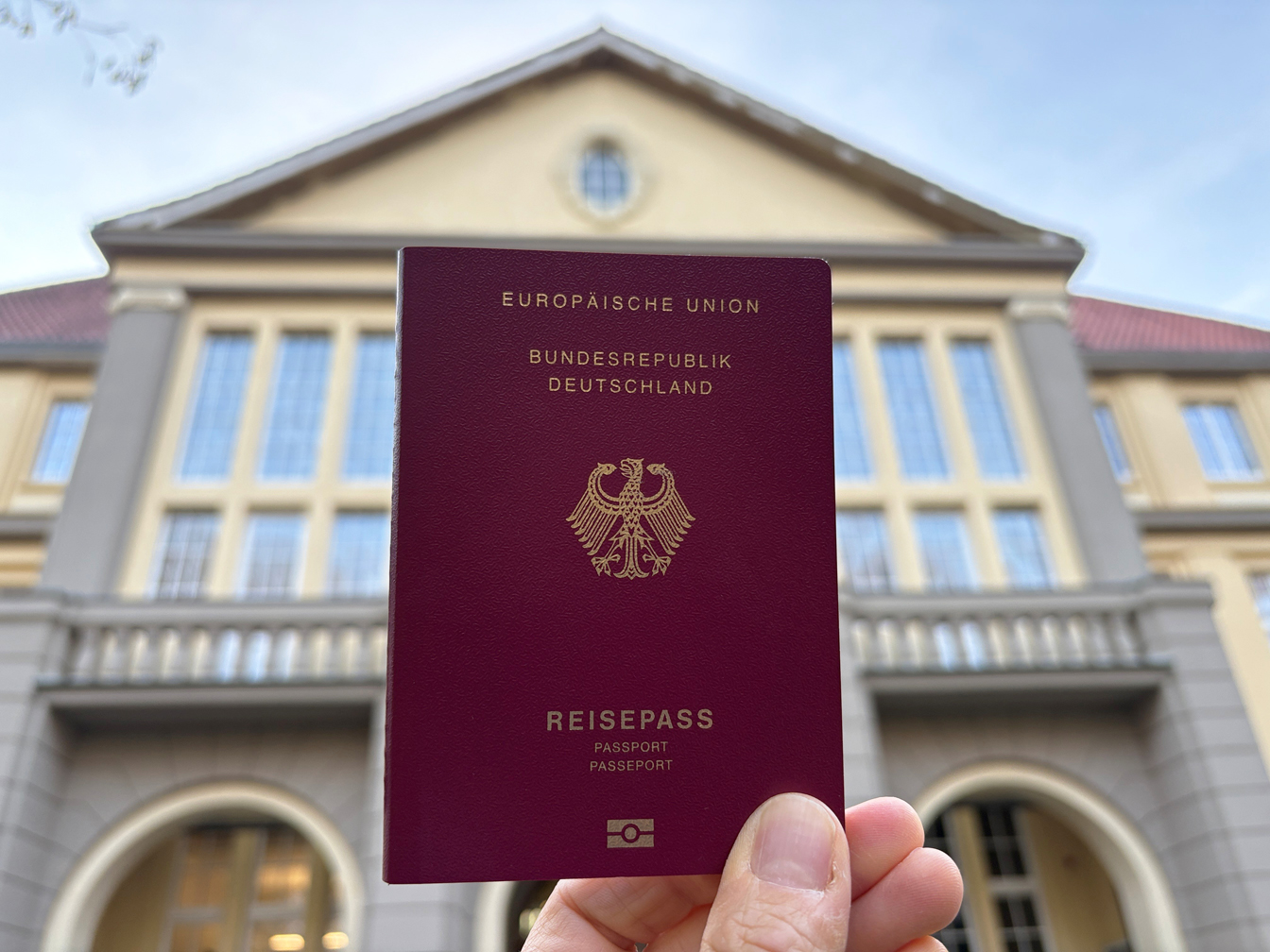Reisepass - im Hintergrund das Dattelner Rathaus