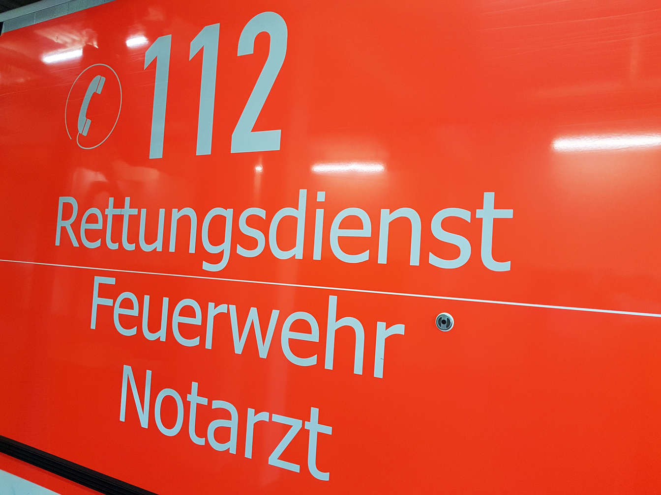 Seitenaufschrift eines Rettungsfahrzeugs