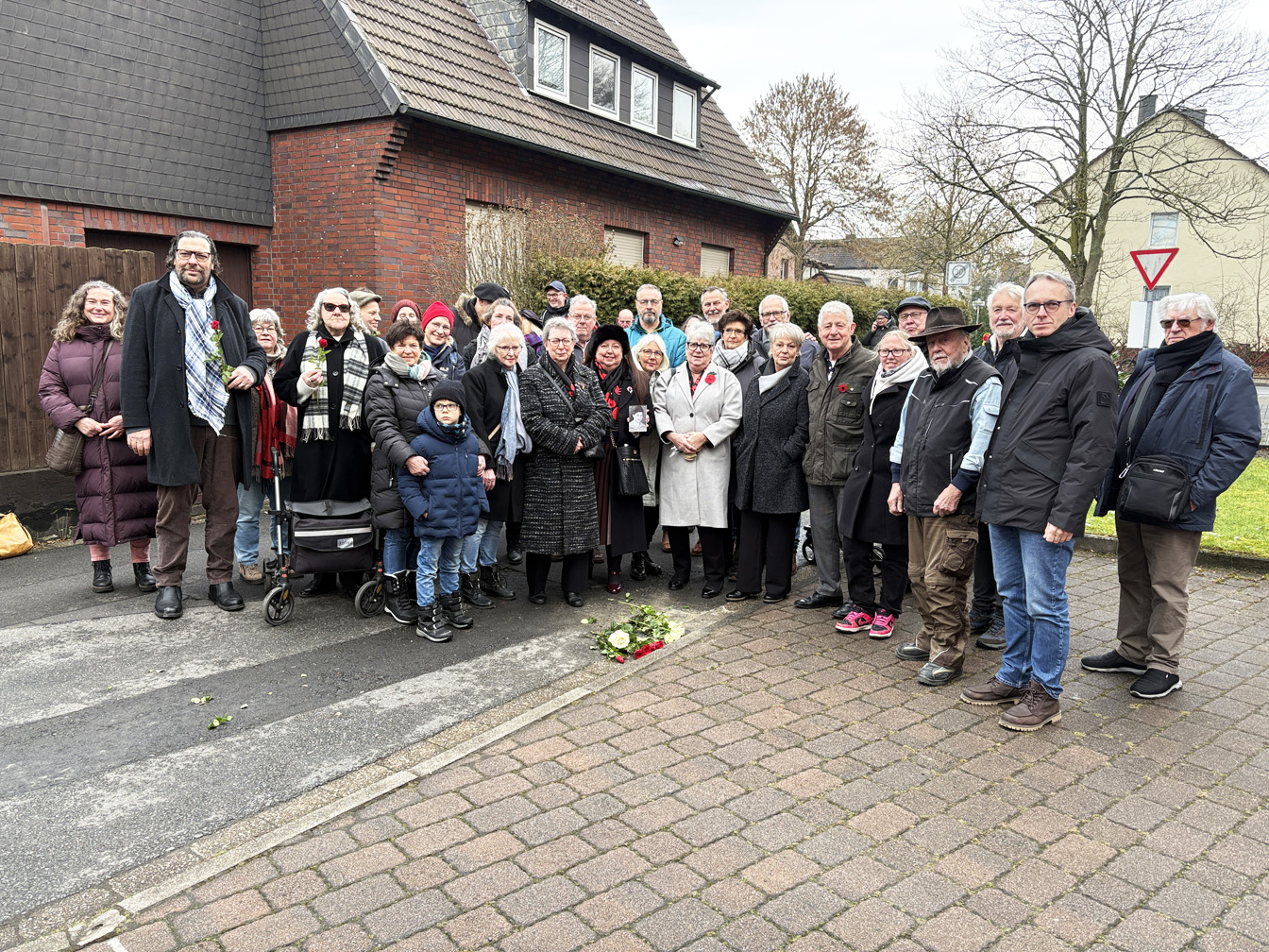 Teilnehmer*innen der Stolpersteinverlegung für Peter Jakob Theisen im Hötting