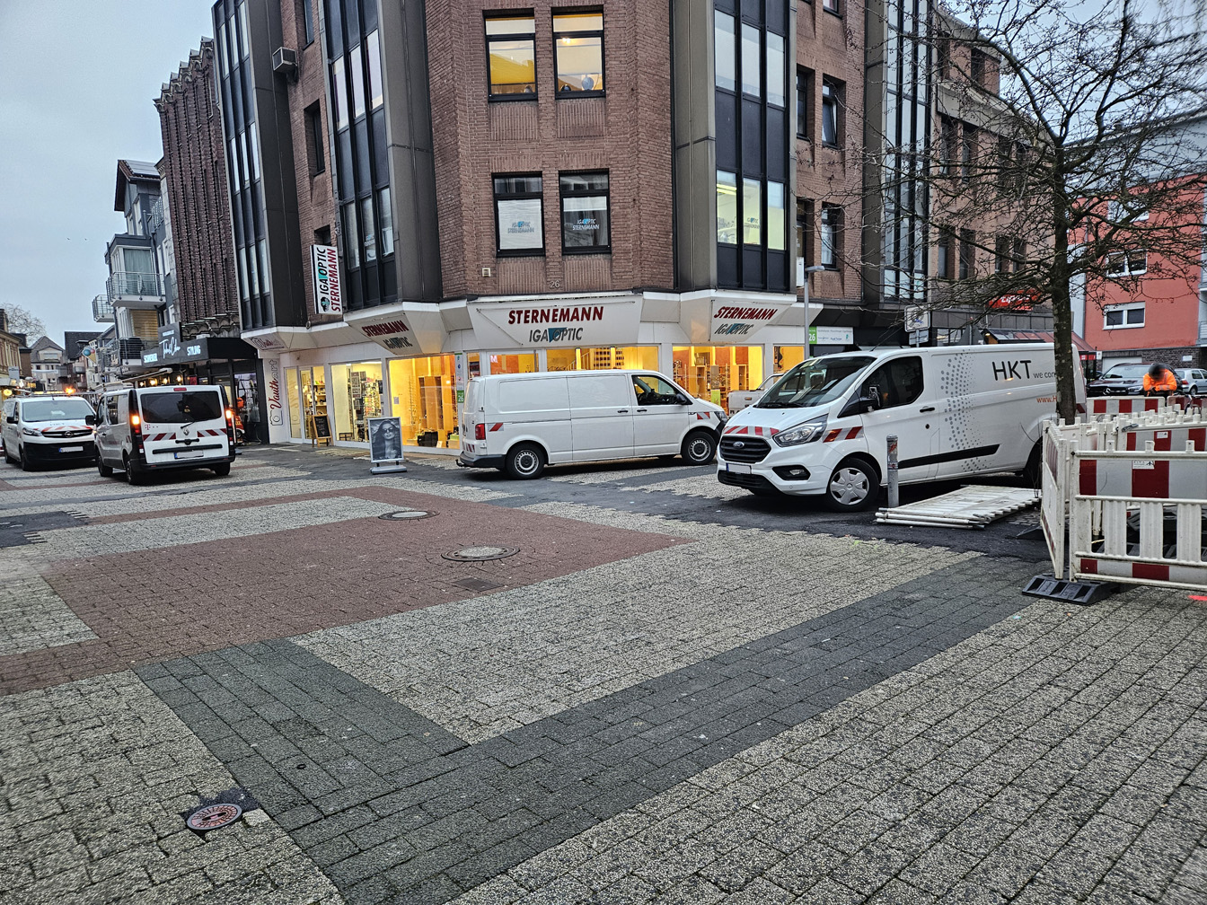 Die Fußgängerzone ist voll mit Fahrzeugen, mit denen Techniker vor Ort sind, um den Ausfall des Telekomnetzes zu reparieren. 