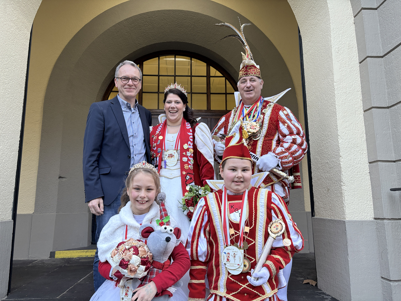 Prinz Stefan I. Ruhrpottprinz und Prinzessin Vivi I. mit dem Kinderprinzenpaar und Bürgermeister André Dora vor der Rathaustür