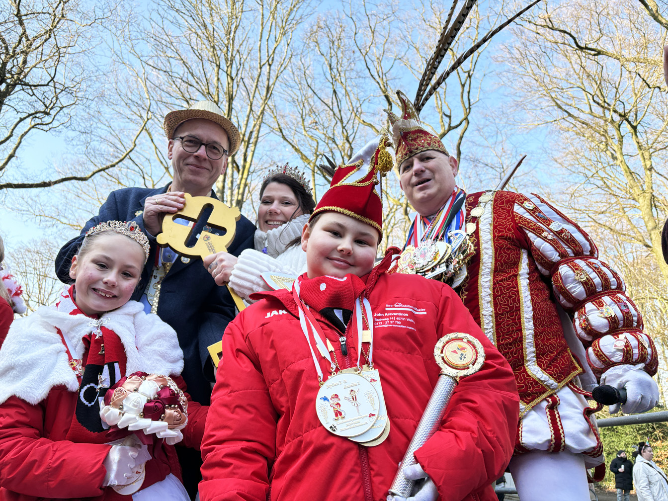 André Dora bei der Schlüsselübergabe an das Stadtprinzenpaar der KG Rot-Wei