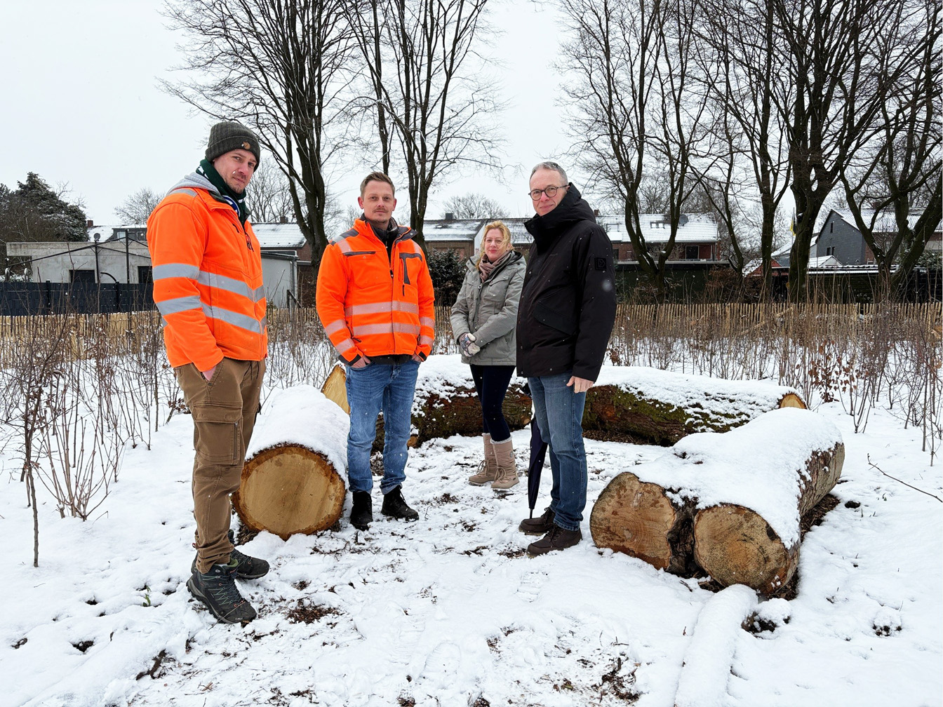 Bürgermeister André Dora (r.) mit Lukas Finke (l., Grünanlagen), Lukas Glockzin (2. v. l., Leiter Stadtgrün und Friedhöfe beim KSD) und Klimaanpassungsmanagerin Kerstin Seidel.