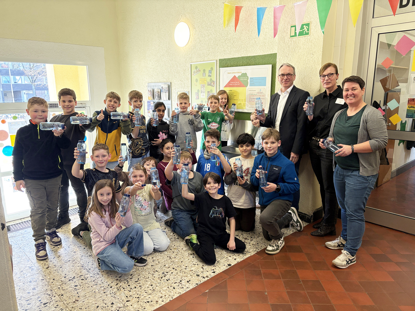 Bürgermeister André Dora übergibt Trinkwasserflaschen an die 4c der Lohschule