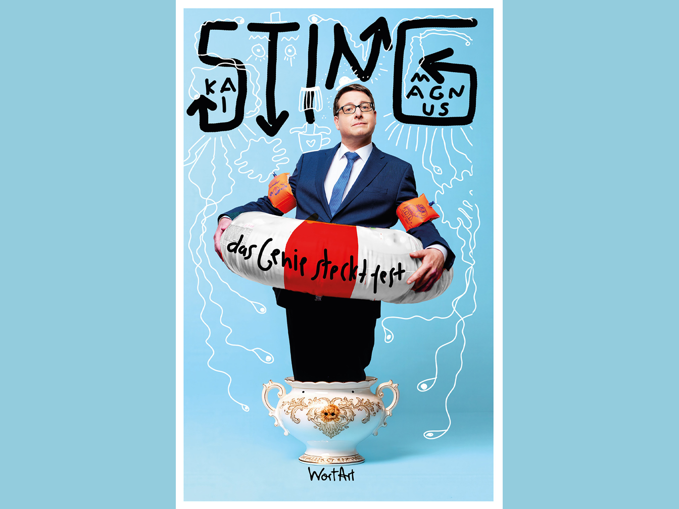 Kabarettist Kai Magnus Sting, der in einem Schwimmring und in einem Suppentopf steckfest.