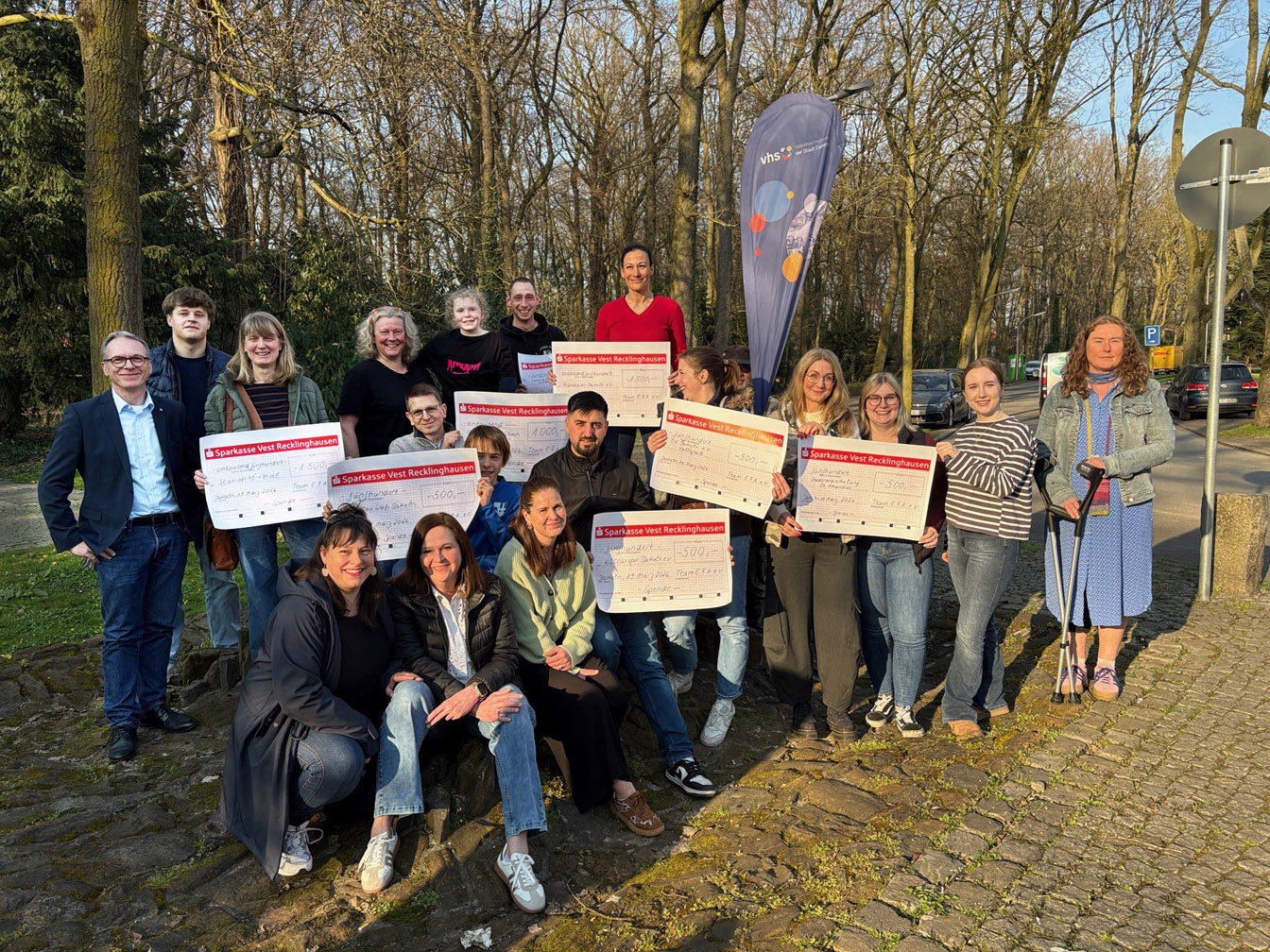 Spendenempfänger*innen Flohmarkt Team E.F.A. mit Bürgermeister