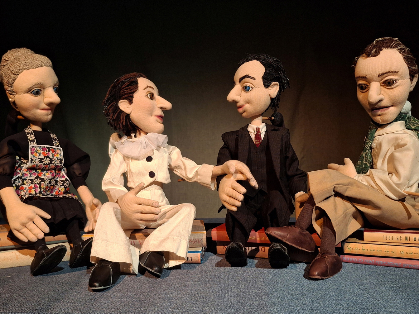 Puppen von Töfte im Theaterstück "... und konnten es nicht fassen".
