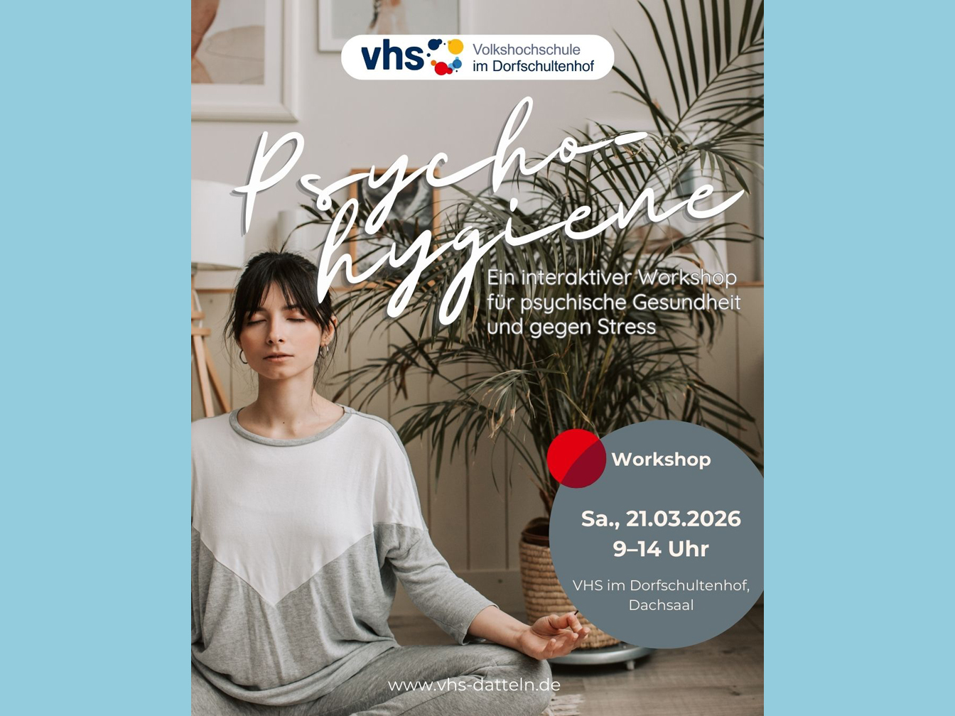 Hinweis auf den VHS-Workshop zur Psychohygiene mit einer Frau, die einer entspannenden Haltung auf dem Boden sitzt. 