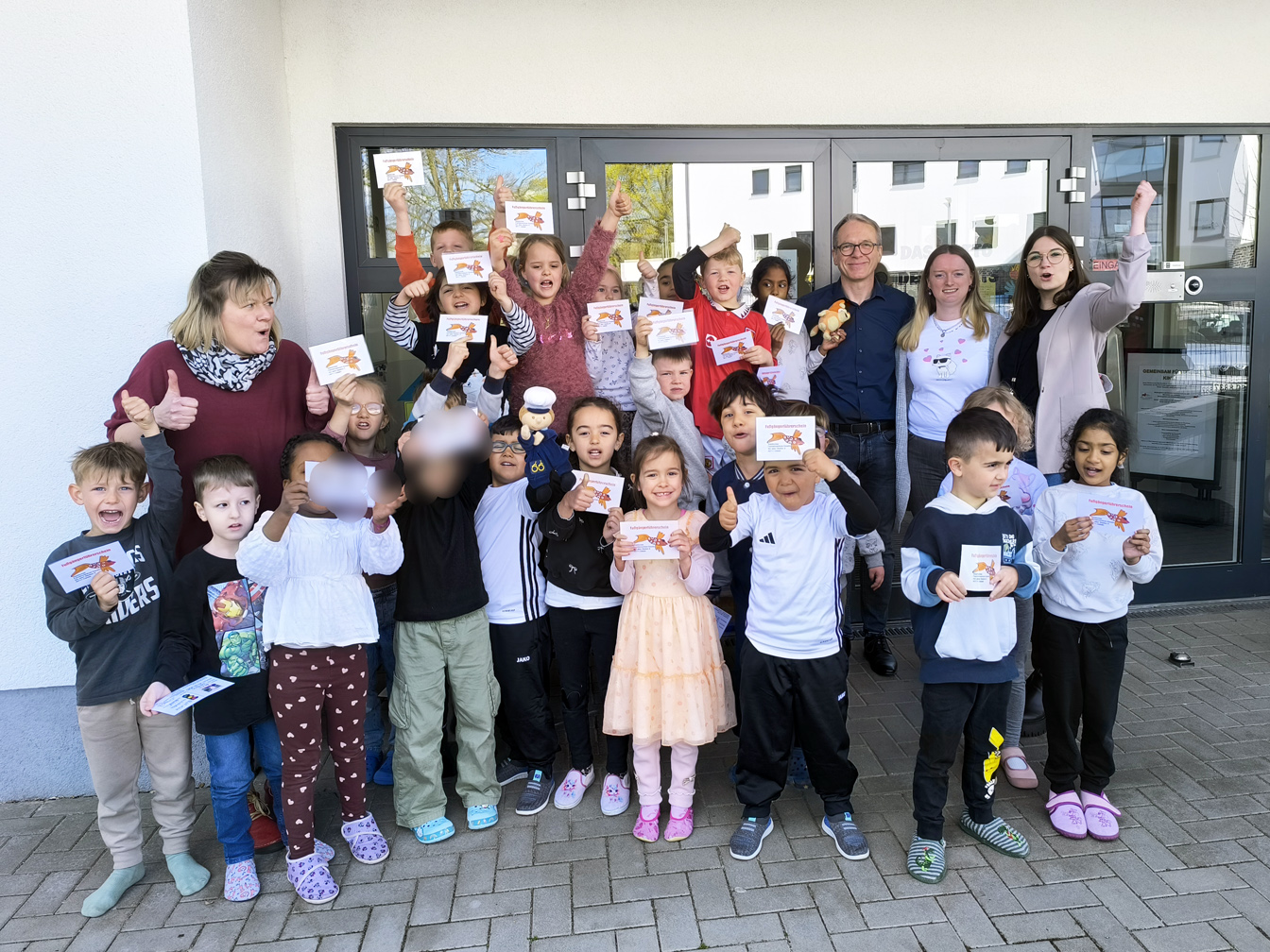 Bürgermeister André Dora mit Vorschulkindern des Familienzentrums Kanello, denen er den Fußgängerführerschein übergeben hat.