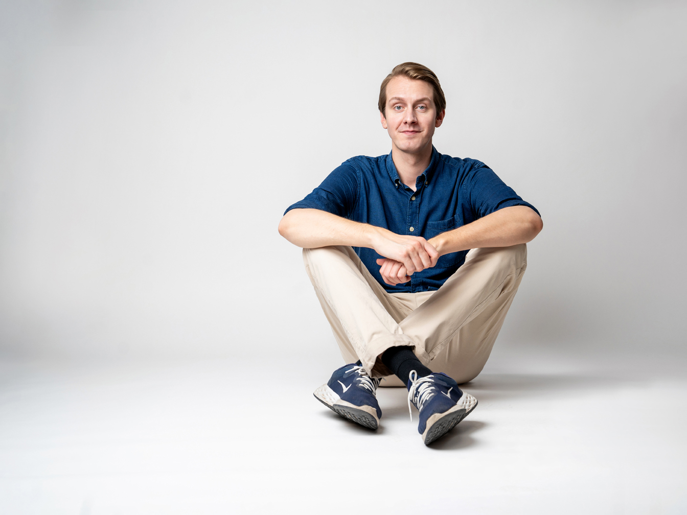 Das Bild zeigt Jonas Greiner, der auf dem Boden sitzt