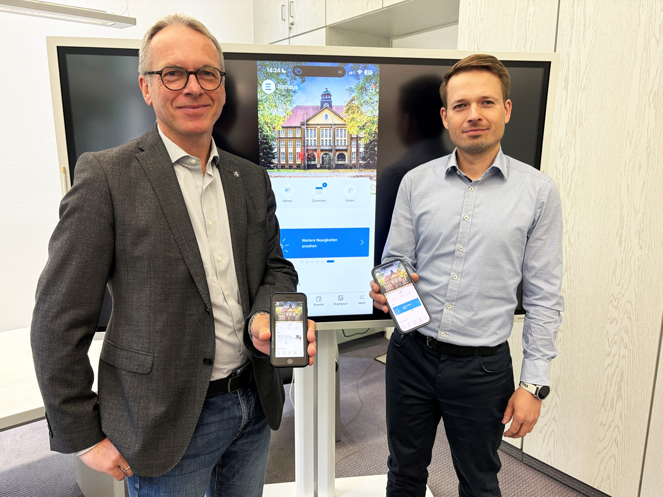 Bürgermeister und IT-Leiter stellen Datteln-App vor