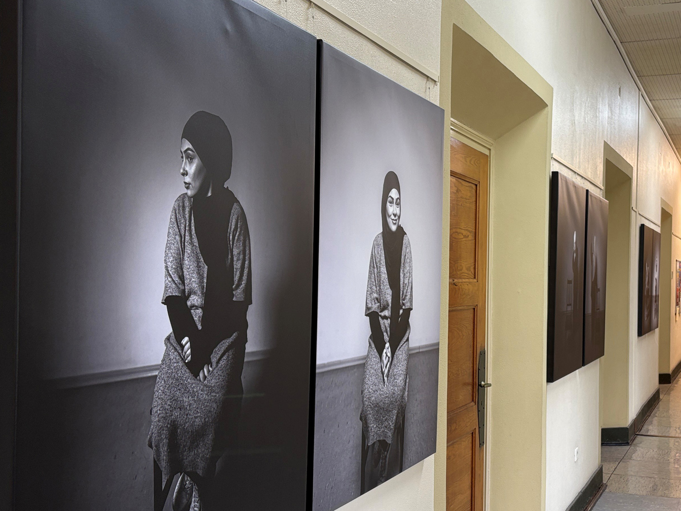 Fotoausstellung in der RathausGalerie "Vom alten zum neuen Rahmen. Frauen im Wandel. Der Stuhl als Zeuge"