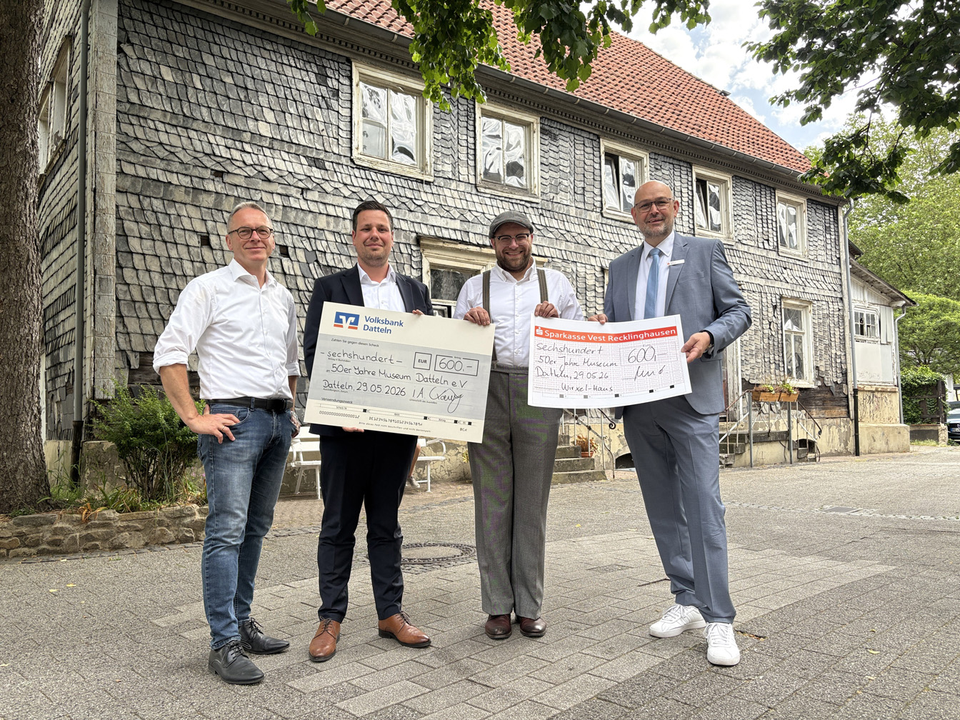 Das Foto zeigt (v. l.): Bürgermeister André Dora, René Kaup, Kevin Nikodem und Stefan Merten vor dem Wirxelhaus.