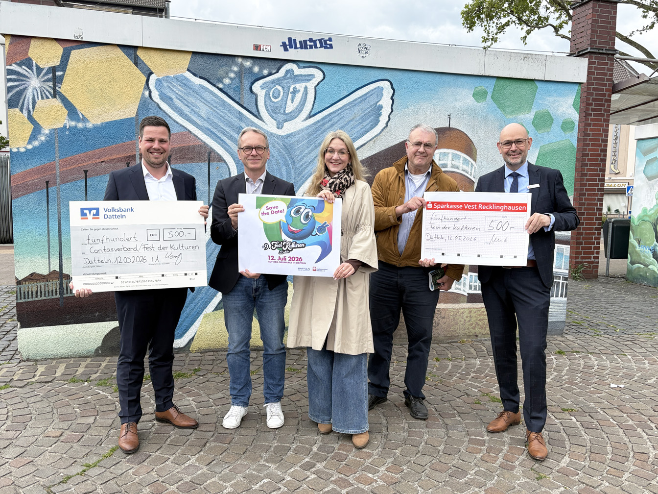 Sparkasse und Volksbank übergeben Spende für das Fest der Kulturen