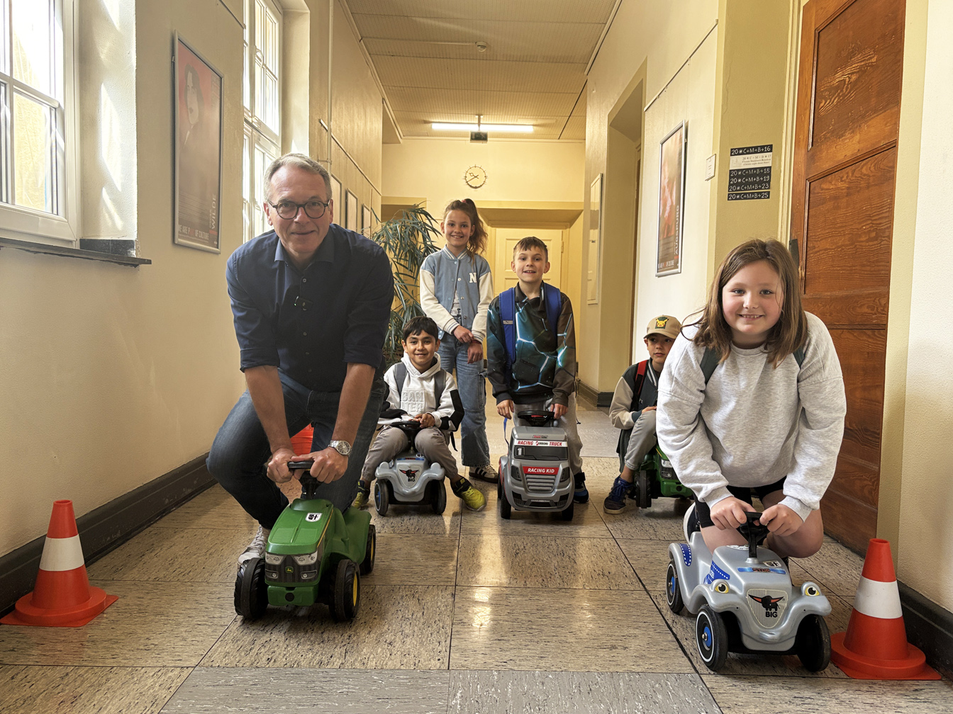 Bürgermeister André Dora beim Bobbycarrennen mit Kindern im Rathaus.