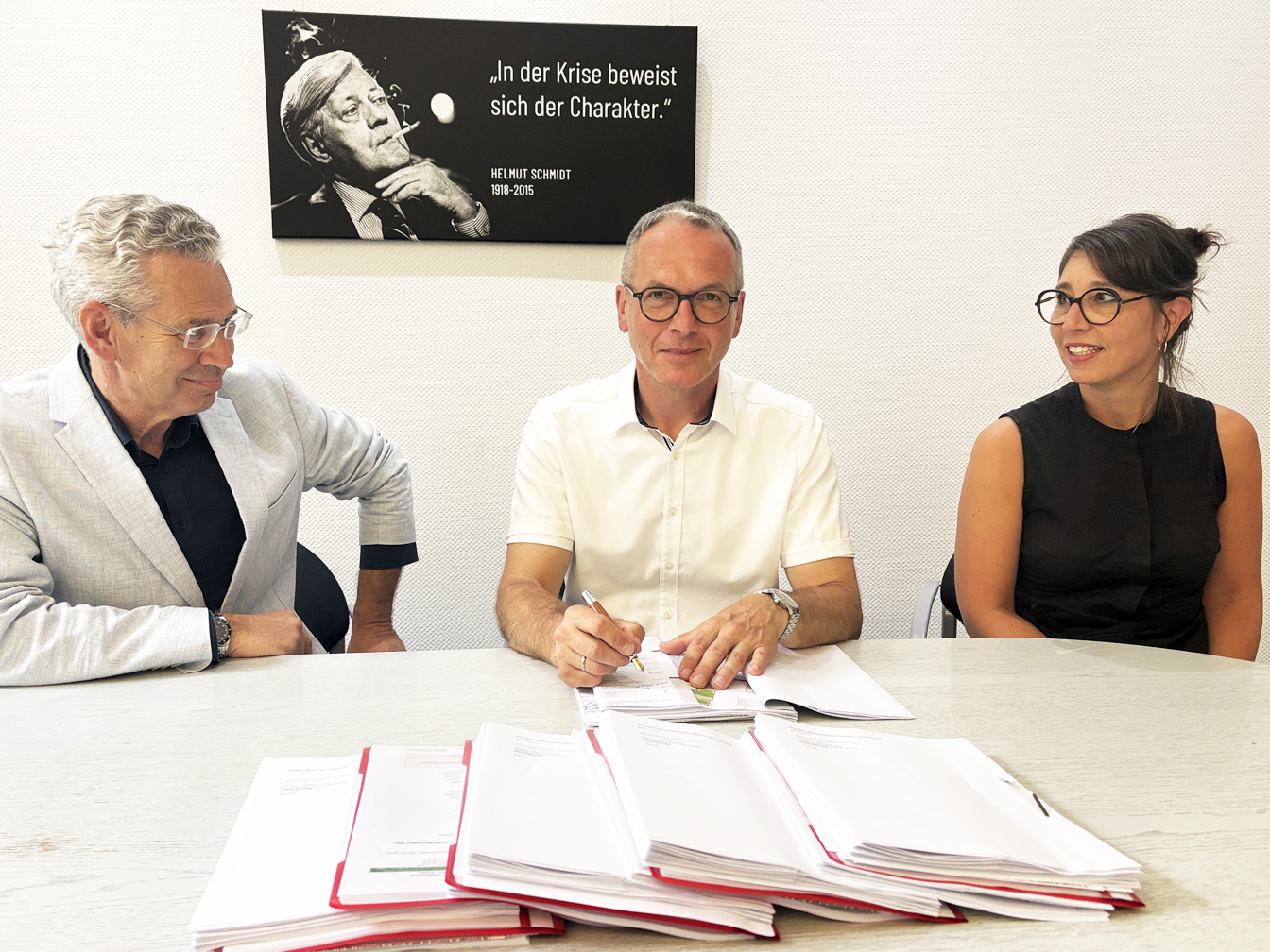 (v. l.): Markus Rathke, Bürgermeister André Dora und Sanna Dücoffre-Weiß von RATHKE Architekten BDA 