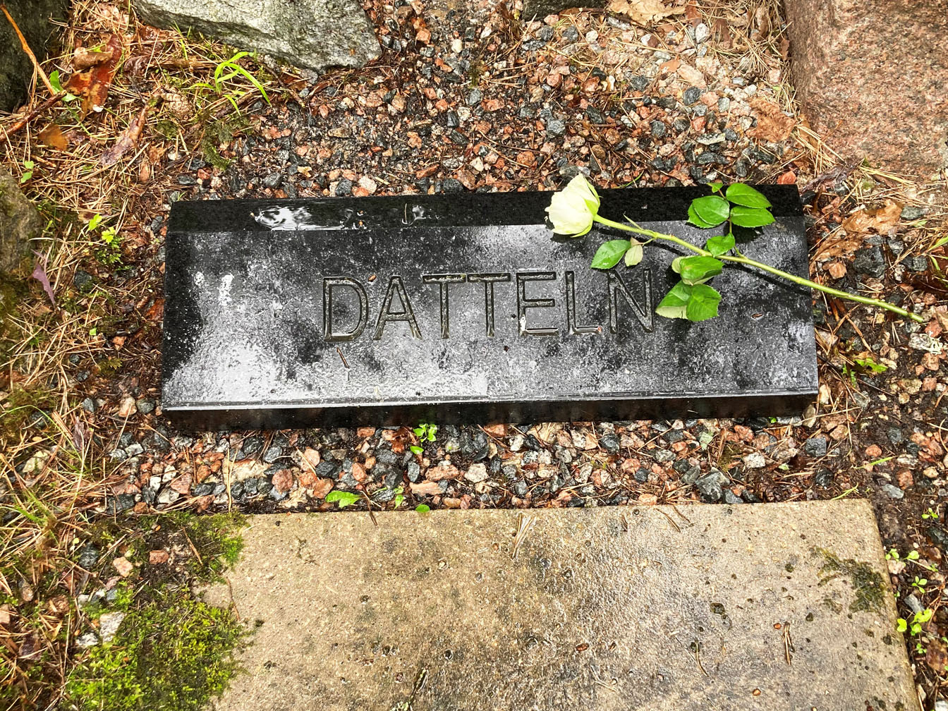 Stein in Riga, in den "Datteln" eingraviert wurde.