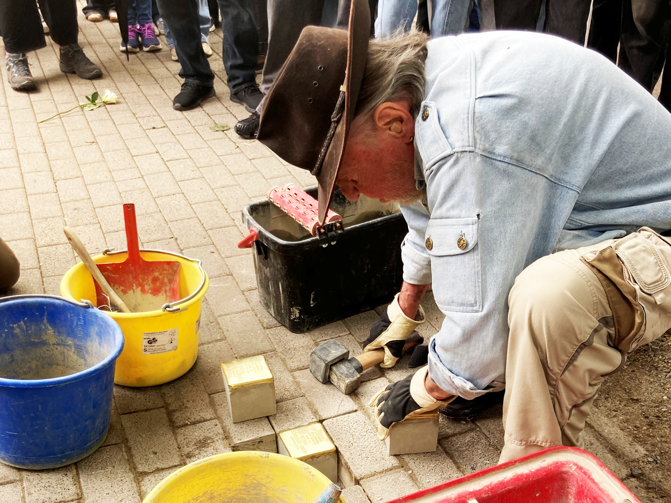 Günter Demnig verlegt Stolpersteine in Genthin