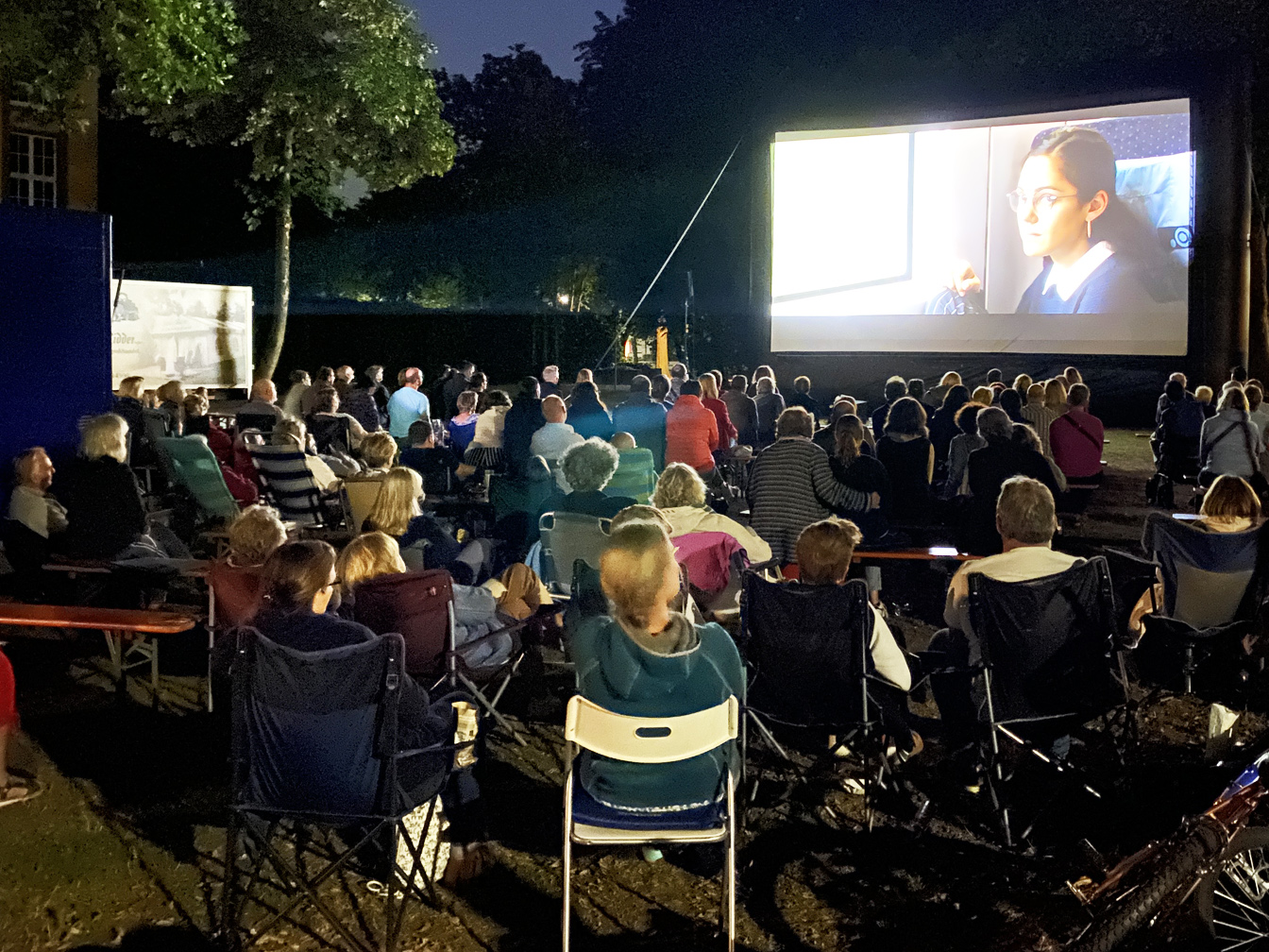 Zuschauer*innen beim Mondscheinkino 2022