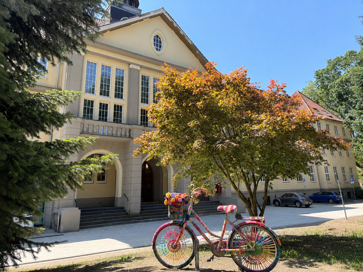 Ein mit Wolle umspanntes Fahrrad vor dem Rathaus