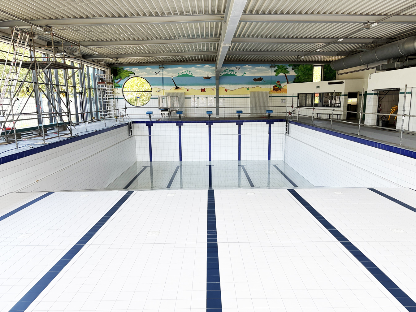 Das fast leere Becken des Stadtbads